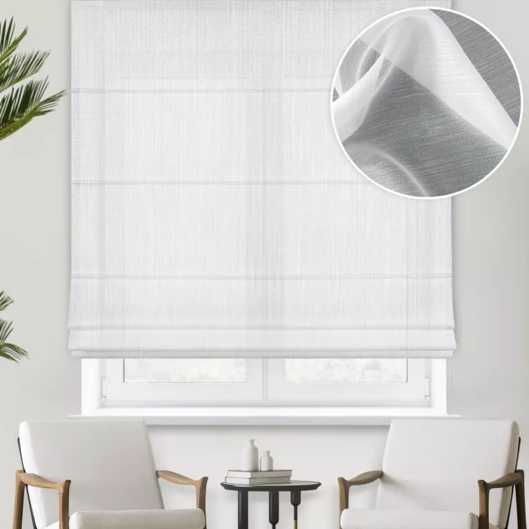 Roleta rzymska biała z miękkiej półprzezroczystej tkaniny z efektem deszczyku, wykończona obciążnikiem