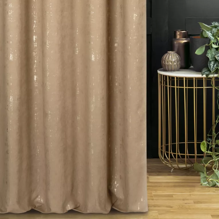 Zasłona szyta na taśmie fala beżowo złocista z miękkiej tkaniny o strukturze weluru z połyskliwym nadrukiem