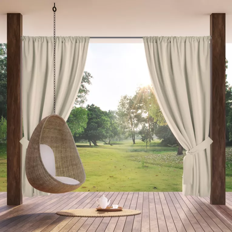 Zasłona jasnobeżowa z wodoodpornej tkaniny idealna do ogrodu i na taras 155x200 cm tunel GARDEN Eurofirany