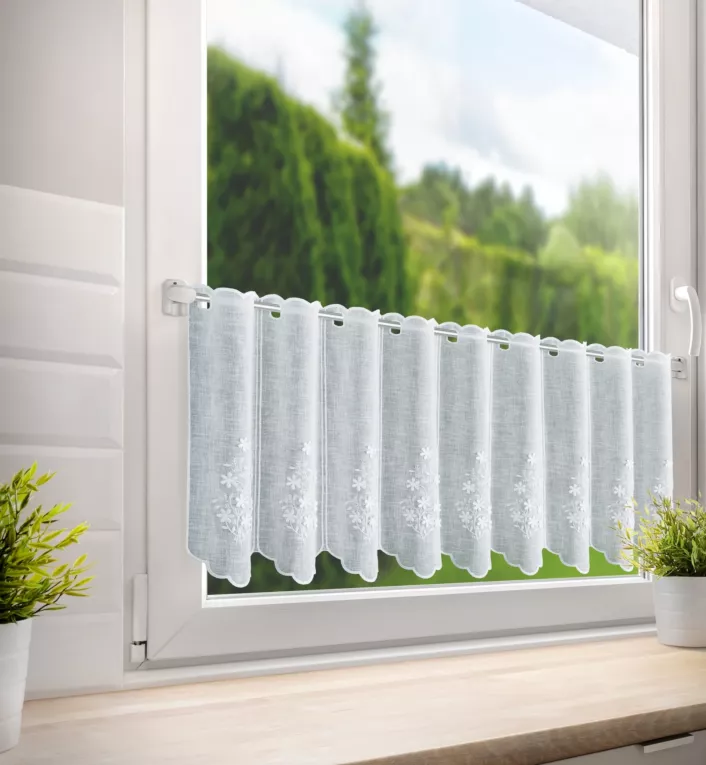 Tkanina firanowa zazdrostka z etaminy zdobiona haftowanymi kwiatami Eurofirany