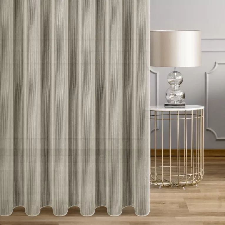 Firana szyta na taśmie 5 cm beżowa z drobnej siatki w pionowe prążki, wykończona obciążnikiem