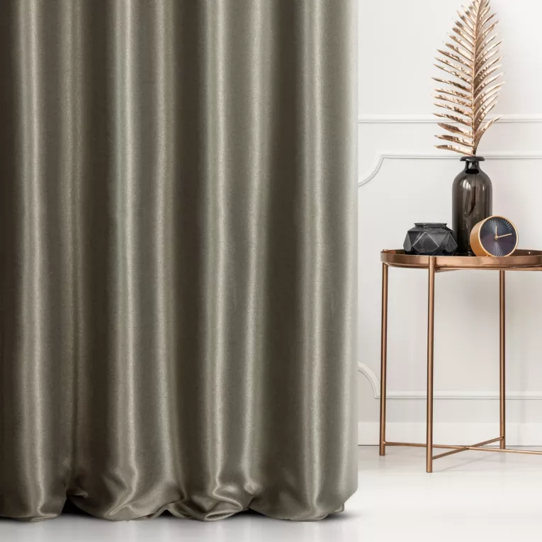 Zasłona szyta na taśmie fala ciemnobeżowa z błyszczącej tkaniny zaciemniającej
