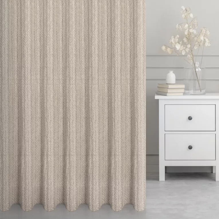 Firana szyta na przelotkach beżowa siatka w stylu eko z efektem melanżu wykończona obciążnikiem