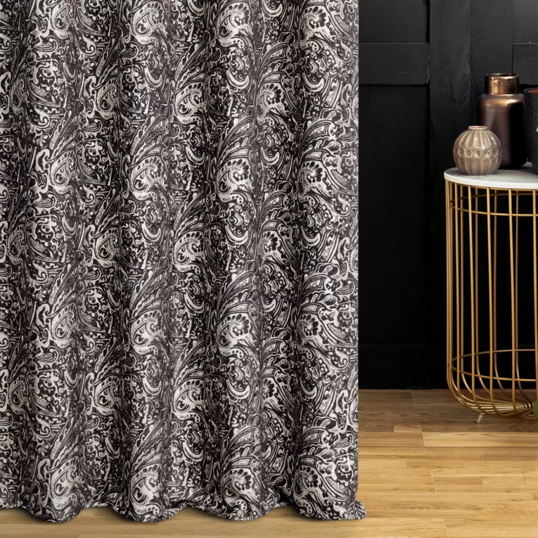 Zasłona szyta na taśmie fala czarno popielata z miękkiej tkaniny szenilowej z ornamentowym wzorem