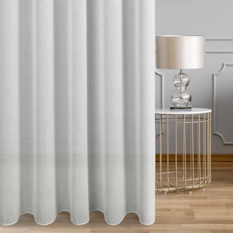 Firana szyta na taśmie 8 cm kremowa z miękkiej w dotyku, kreszowanej tkaniny, wykończona obciążnikiem