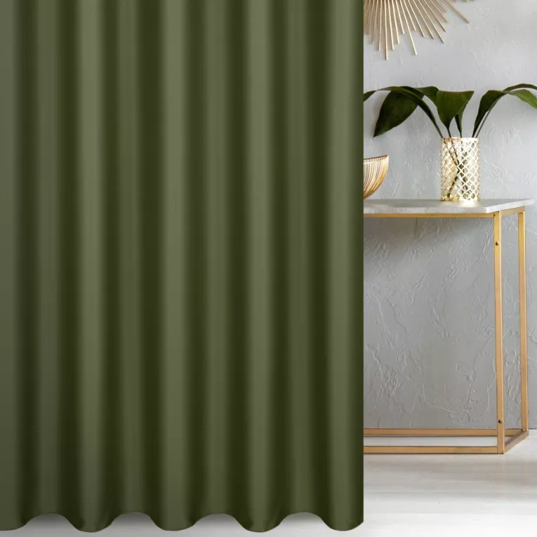 Zasłona szyta na taśmie fala ciemnozielona z gładkiej tkaniny zaciemniającej typu dimout wykończona obciążnikiem