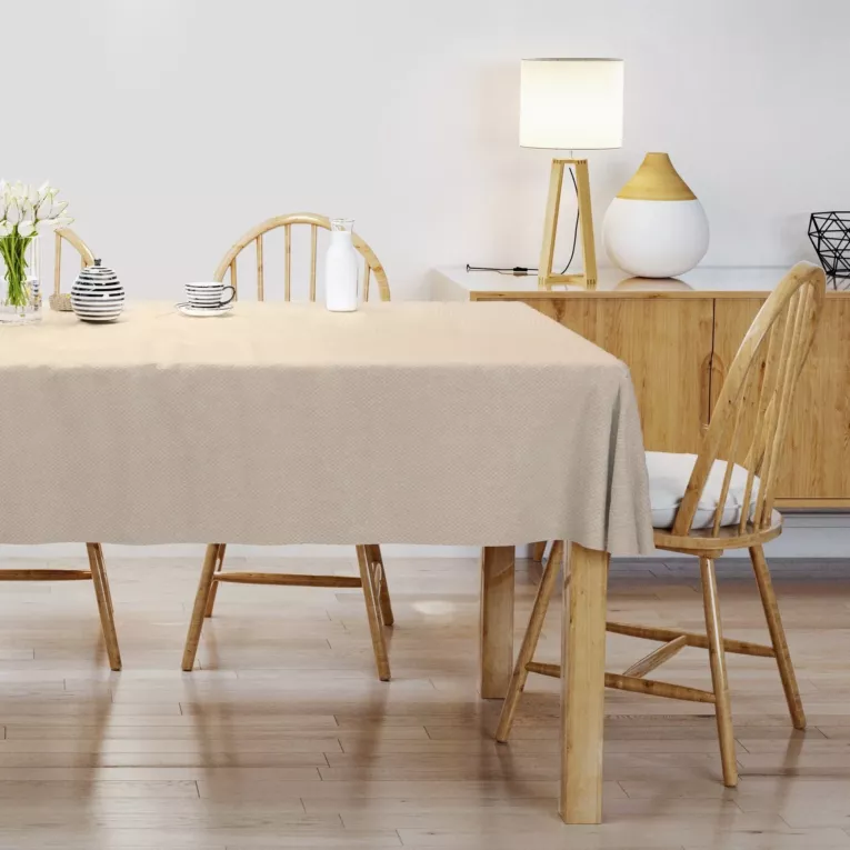 Obrus szyty NADINE beżowy z miękkiej tkaniny o welurowej strukturze i wyraźnym splocie