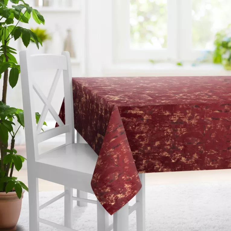 Obrus szyty bordowo złocisty z tkaniny welwetowej zdobionej połyskującym drukiem
