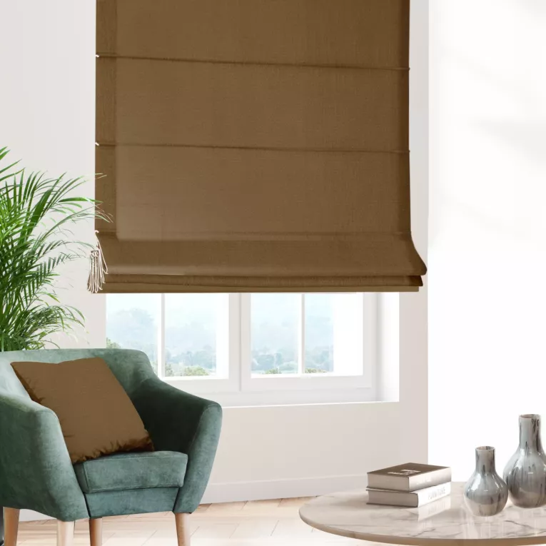 Roleta rzymska jasnobrązowa z miękkiej, matowej tkaniny w drobny geometryczny wzór