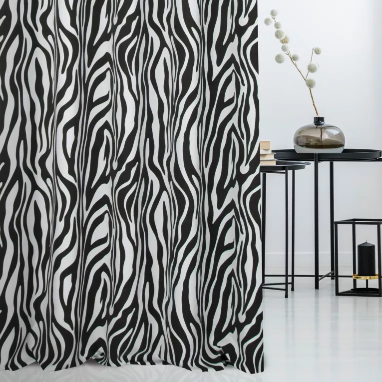 Zasłona szyta na flexach biało czarna z miękkiej tkaniny z nadrukiem, wzór w zebrę