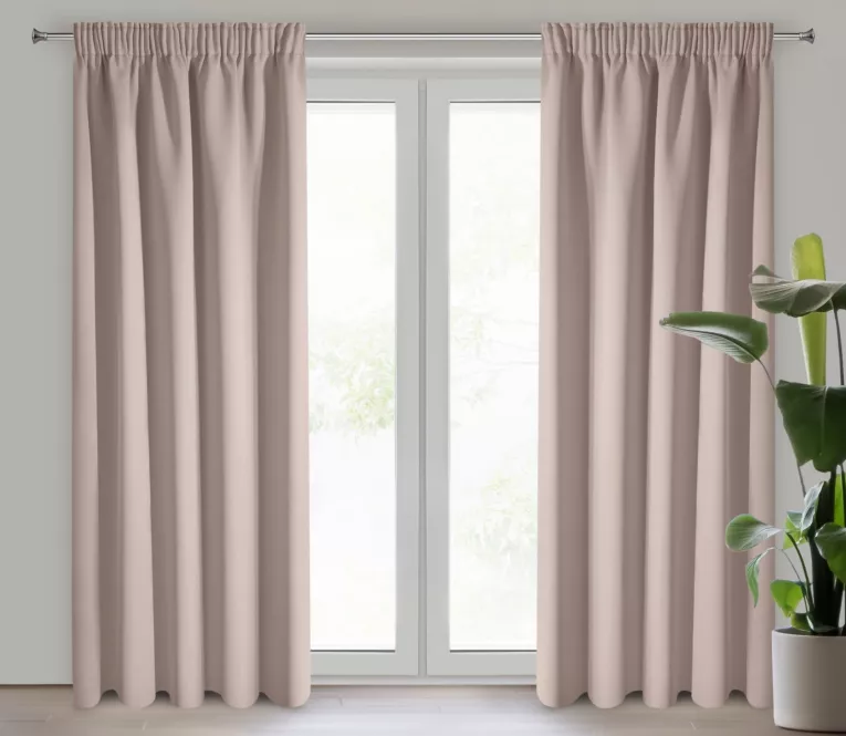 Zasłona pudrowo różowa z gładkiej tkaniny zaciemniającej typu blackout 135x270 taśma PARISA Design 91 Eurofirany