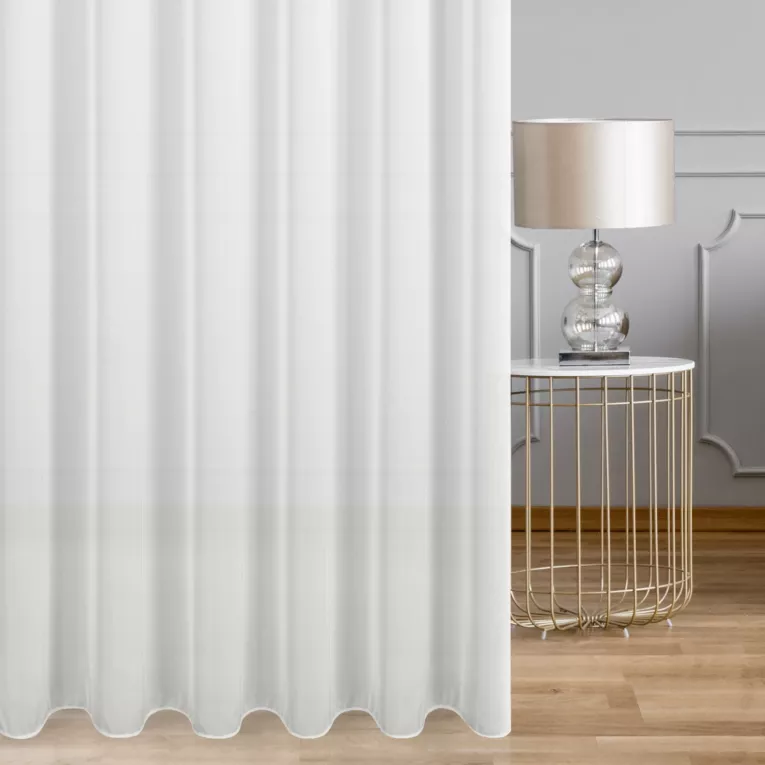 Firana szyta na przelotkach kremowa z matowej tkaniny o charakterystycznym jodełkowym wzorze, wykończona obciążnikiem