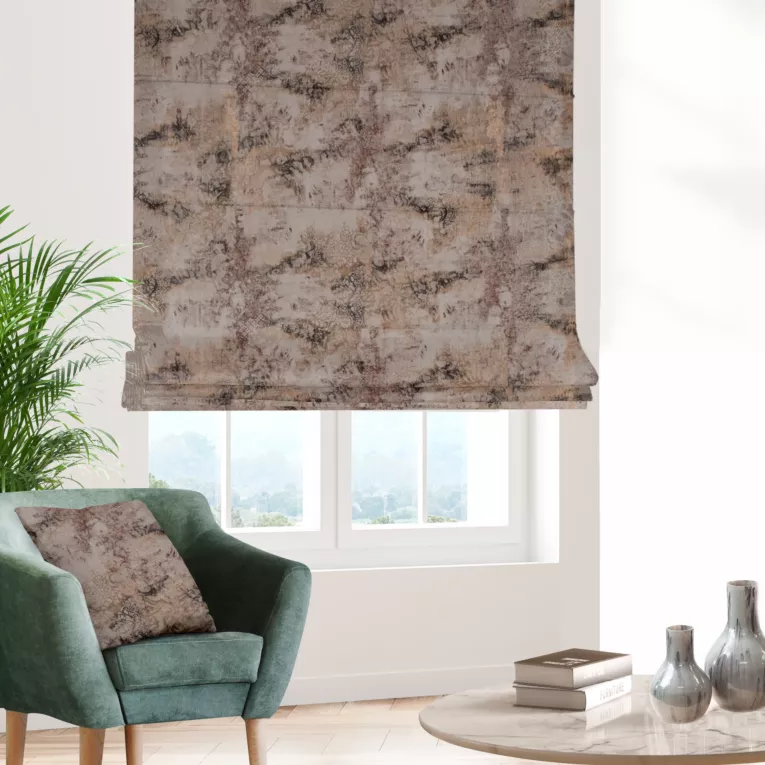 Roleta rzymska beżowo złota z miękkiej, welwetowej tkaniny z nieregularnym wzorem i błyszczącym nadrukiem Italissima Eva Minge