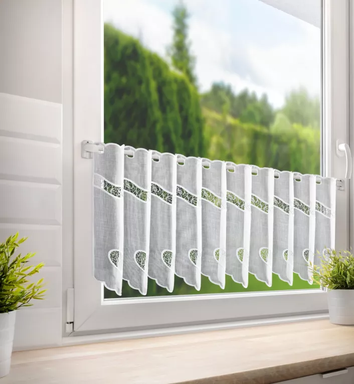 Tkanina firanowa zazdrostka zdobiona ażurowym haftem serca Eurofirany