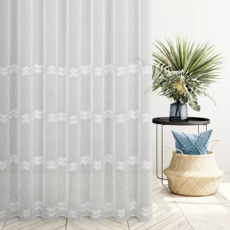 Firana szyta na taśmie fala kremowo srebrna z miękkiej etaminy z poziomymi pasami haftu