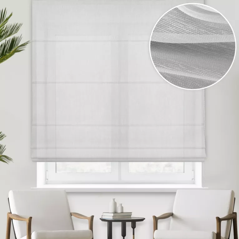 Roleta rzymska biała z miękkiej tkaniny o lekkim splocie i delikatnym połysku, wykończona obciążnikiem