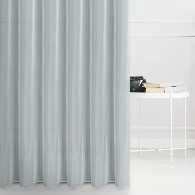 Firana szyta na flexach niebieska z matowego jedwabiście miękkiego woalu, wykończona obciążnikiem