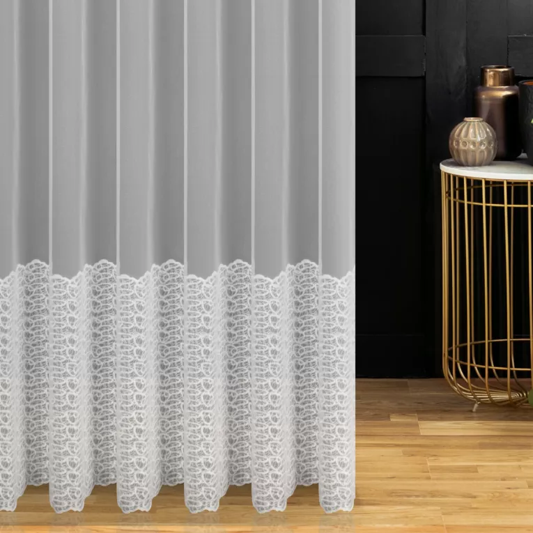 Firana szyta na flexach biała z połyskliwej tkaniny PERU haftowanej moherową nicią