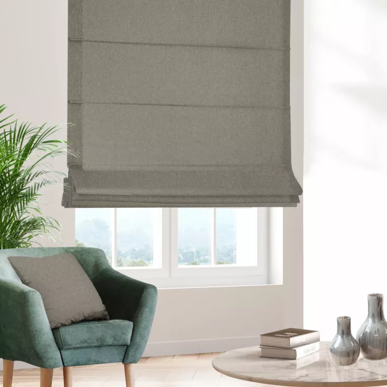 Roleta rzymska jasnostalowa z tkaniny o naturalnym splocie w stylu eko