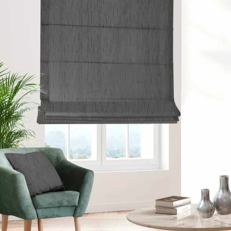 Roleta rzymska popielata z tkaniny welwetowej w pionowe prążki, wykończona obciążnikiem