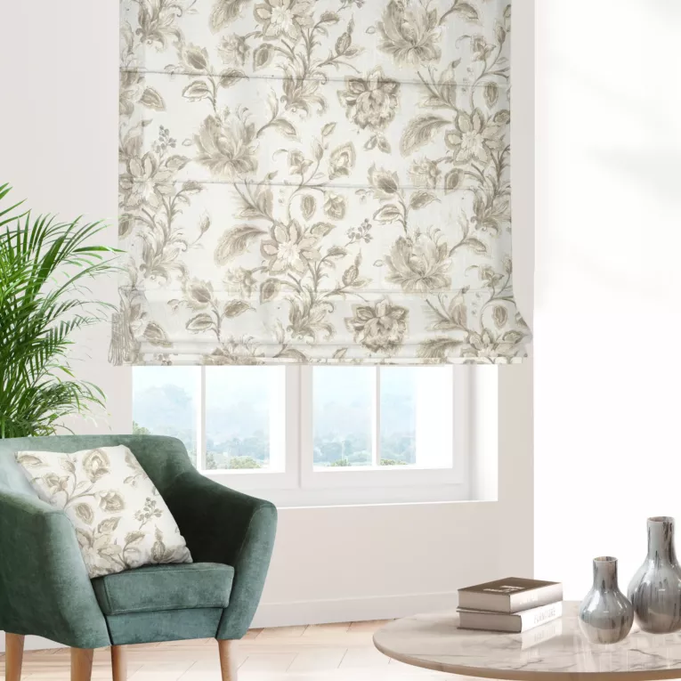 Roleta rzymska kremowo beżowa z tkaniny o naturalnym splocie z nadrukowanym kwiatowym wzorem