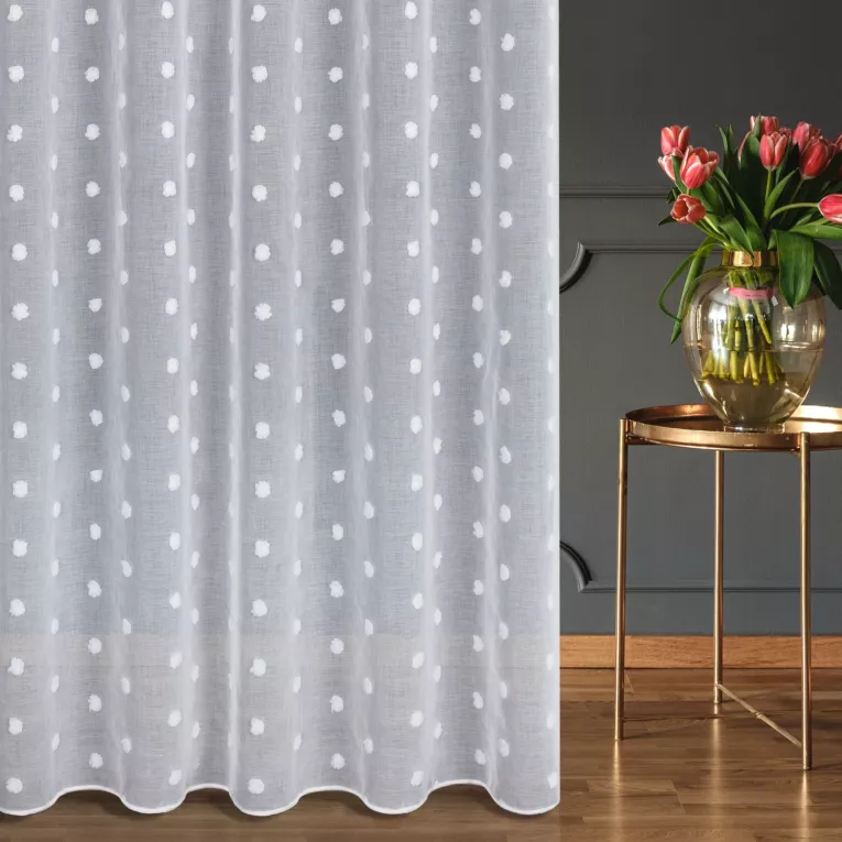 Zasłona szyta na fleksach biała z tkaniny etaminowej z aplikacją 3D w kształcie pomponów