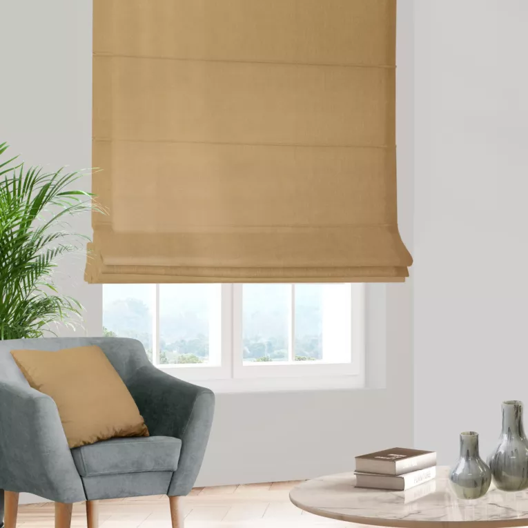 Roleta rzymska ciemnobeżowa z gładkiej tkaniny z delikatnym połyskiem