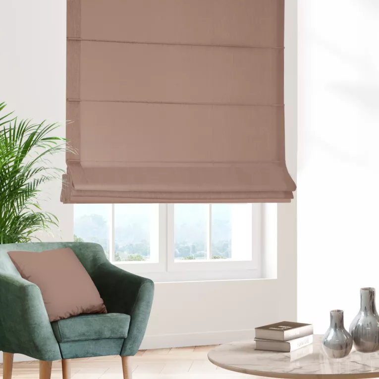 Roleta rzymska pudrowo różowa z gładkiej tkaniny zaciemniającej typu dimout wykończona obciążnikiem