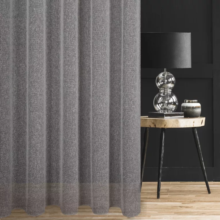 Firana szyta na przelotkach szara siatka w stylu eko z efektem bukli wykończona obciążnikiem