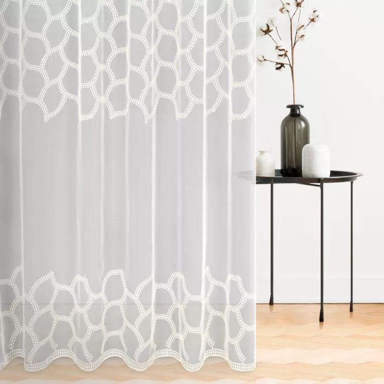 Firana szyta na przelotkach biało kremowa z matowego PERU, zdobiona geometrycznym haftem