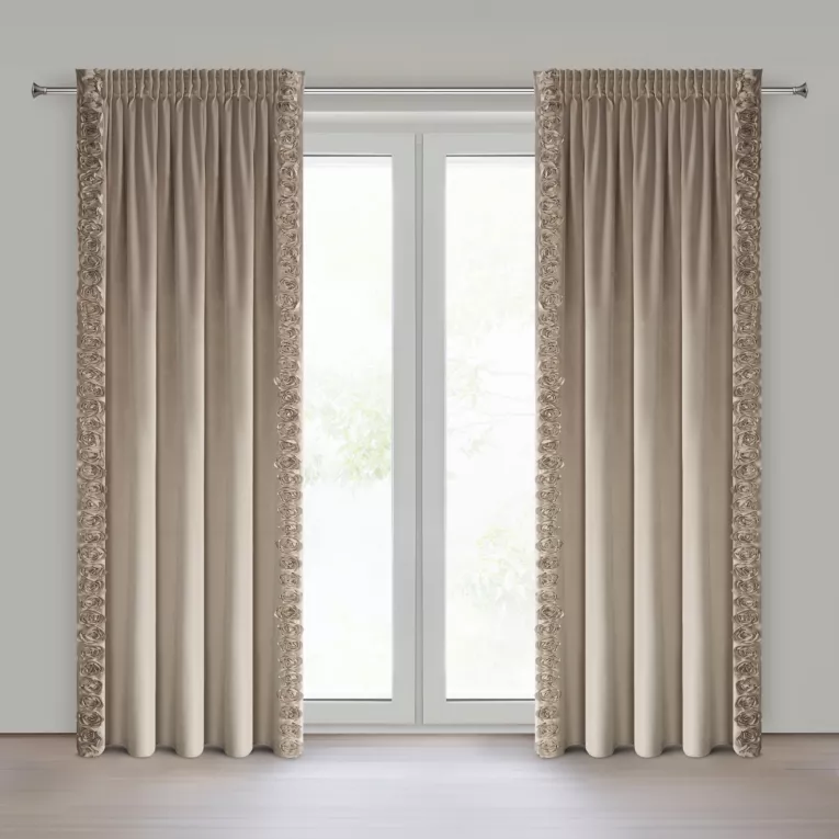 Zasłona ciemnobeżowa z welwetu zdobiona aplikacją 3D róż 140x270 cm taśma - ROSES Eva Minge Eurofirany