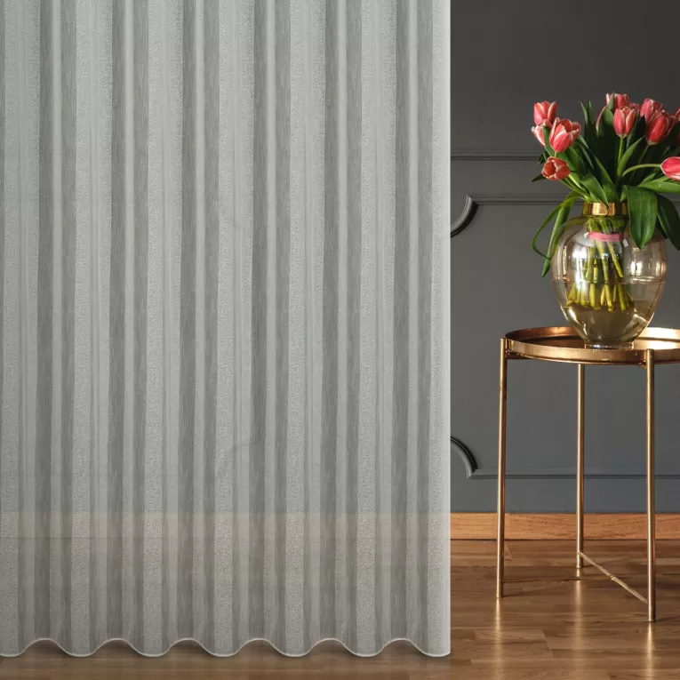 Firana szyta na flexach naturalna z matowej tkaniny w pasy z efektem bukli, wykończona obciążnikiem