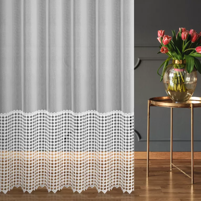 Firana szyta na taśmie 5 cm biała z matowej tkaniny typu ADEN zdobionej geometryczną aplikacją