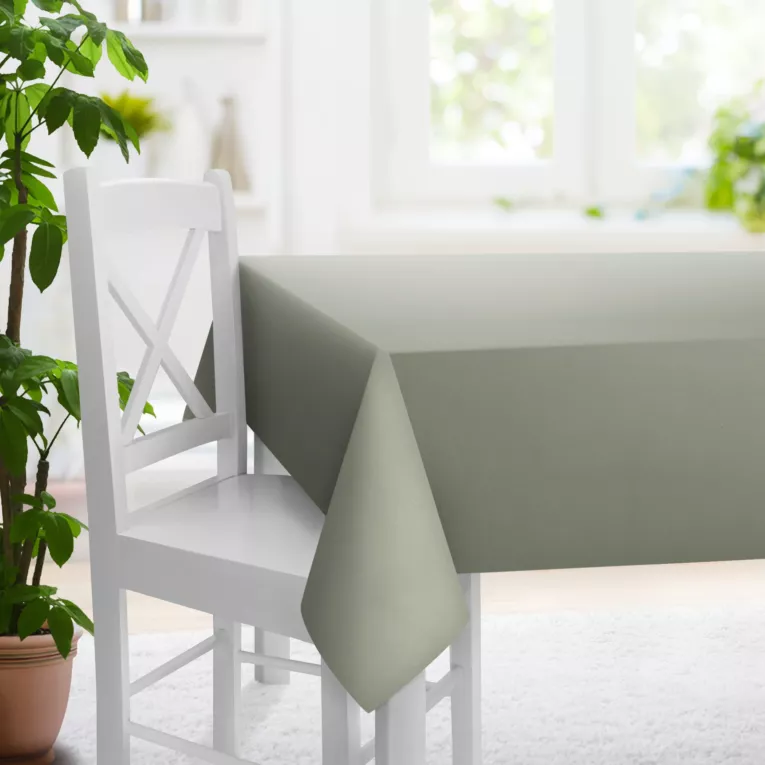 Obrus szyty jasnosrebrny z gładkiej tkaniny typu dimout