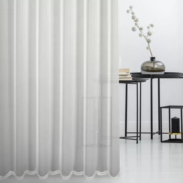 Firana szyta na taśmie fala biała z delikatnej, matowej tkaniny zdobionej haftem