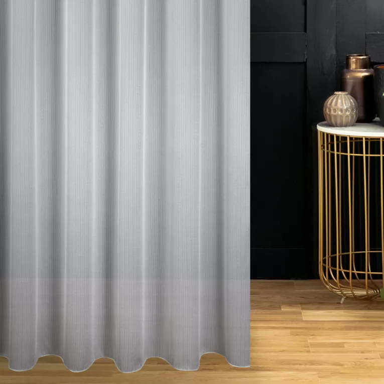 Firana szyta na przelotkach biała z miękkiej tkaniny o lekkim splocie i delikatnym połysku, wykończona obciążnikiem