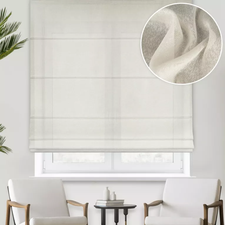 Roleta rzymska kremowa z delikatnej połyskującej tkaniny o strukturze deszczyku wykończonej obciążnikiem