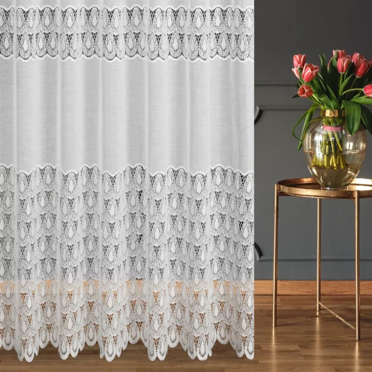 Firana szyta na taśmie 5 cm naturalna z matowej etaminy ozdobionej szeroką ażurową aplikacją