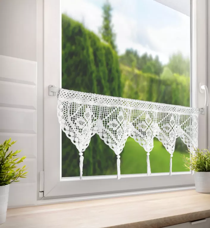 Zazdrostka biała ażurowa w stylu boho i ozdobnymi chwostami 150x30 cm tunel MARTHA Eurofirany