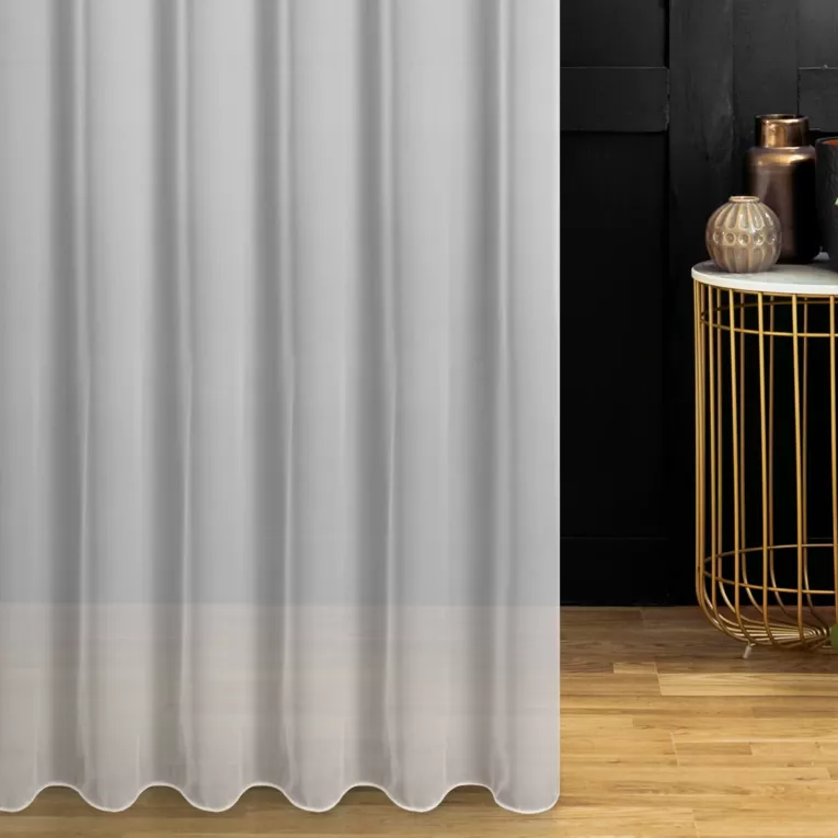Firana szyta na tunelu biała z supermiękkiej tkaniny o perłowym połysku, wykończona obciążnikiem