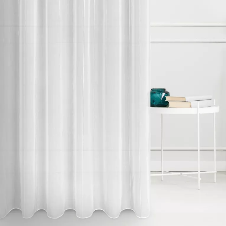 Firana szyta na przelotkach biała z miękkiej tkaniny o naturalnym splocie z pionowymi pasami, wykończona obciążnikiem
