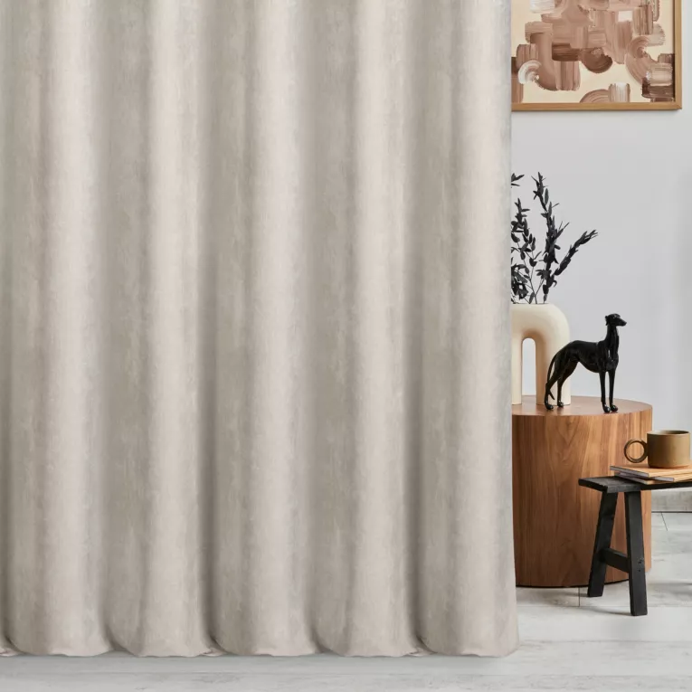 Zasłona szyta na przelotkach platynowa z tkaniny o szenilowej strukturze