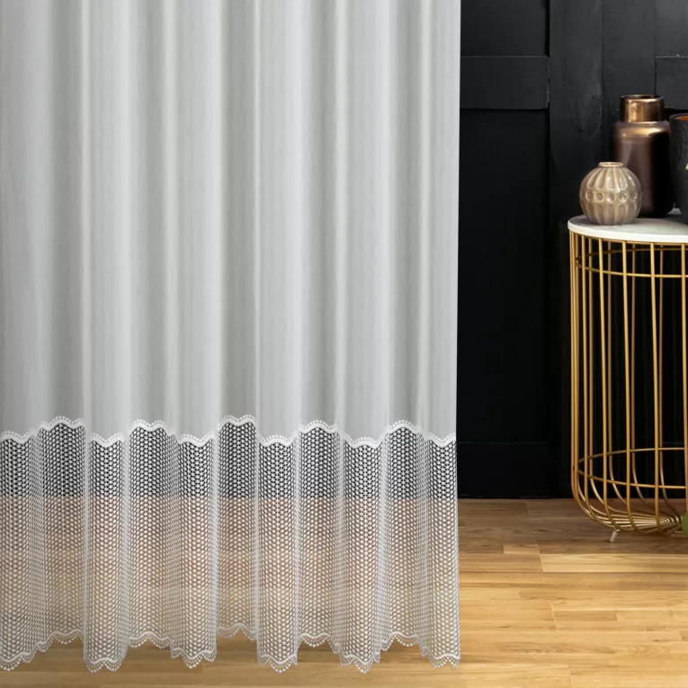 Firana szyta na przelotkach naturalna z tkaniny batystowej ozdobionej szeroką aplikacją