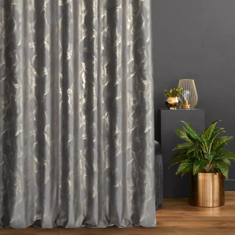 Zasłona szyta na flexach srebrno złocista z tkaniny welwetowej ze złotym marmurkowym nadrukiem