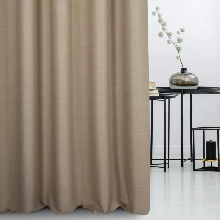 Zasłona szyta na flexach ciemnobeżowa z miękkiej tkaniny o naturalnym splocie w stylu ekologicznym
