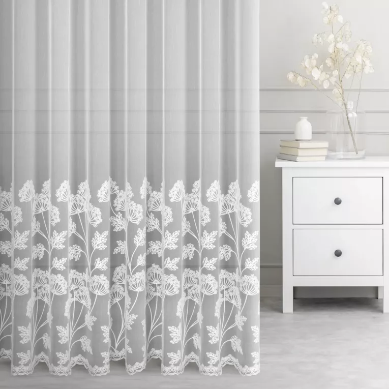 Tkanina firanowa typu Aden z haftowanym wzorem kwiatów Eurofirany