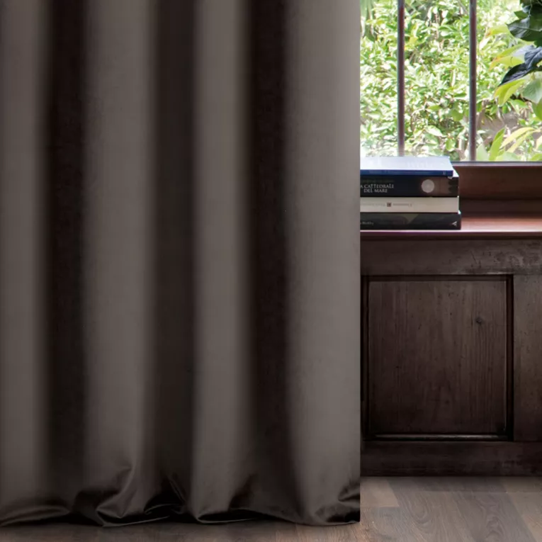 Zasłona szyta na przelotkach ENYA ciemnobrązowa z miękkiej półmatowej tkaniny welwetowej