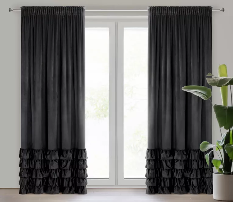 Zasłona czarna zdobiona falbanami z welwetu 140x270 cm taśma DANI Eurofirany