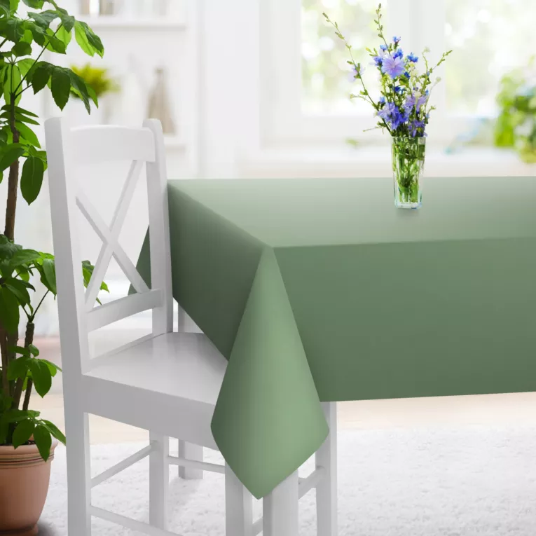 Obrus szyty miętowy z gładkiej tkaniny zaciemniającej typu dimout wykończona obciążnikiem