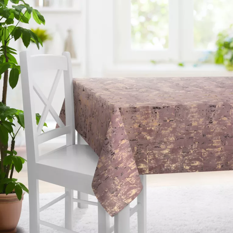 Obrus szyty pudrowo różowo złocisty z tkaniny welwetowej zdobionej połyskującym drukiem